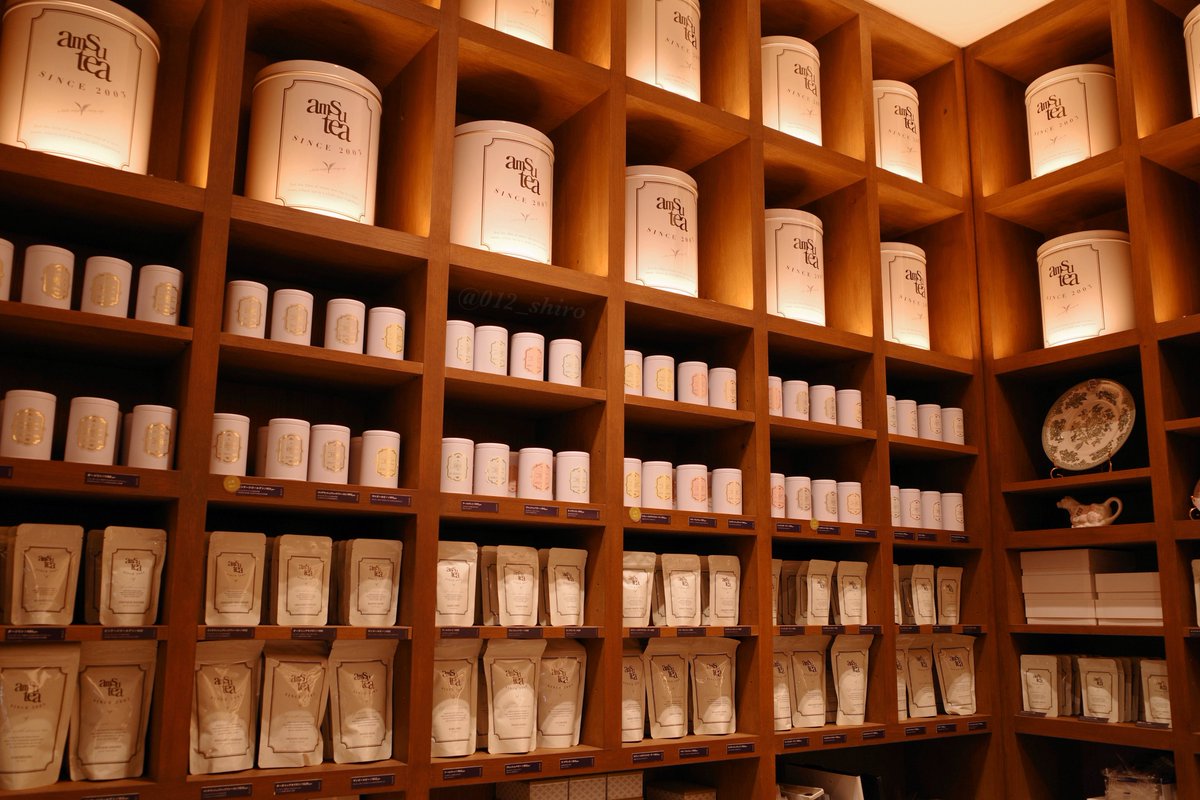 「TEA ROOM KIKIのスコーンはガチで美味しい」と聞いて行ってみたら本当ヤバかったです……（語彙力）

熱々ザクふわ自家製スコーン。間違いなく人生で1番美味しかった。80分間、25種類以上の紅茶から店員さんがおすすめを淹れ続けてくれちゃうサービスも凄かった 全種類買って帰りたくなった