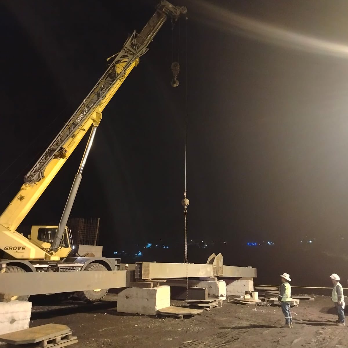 MIT_Ecuador's tweet photo. #MoronaSantiago | Trabajamos en horario nocturno para acelerar el armado de las vigas del puente de 195 metros que será instalado sobre el río Upano en los próximos días. 

✅Más de 10.300 piezas metalicas conforman esta superestructura. https://t.co/4JzorCchS5
