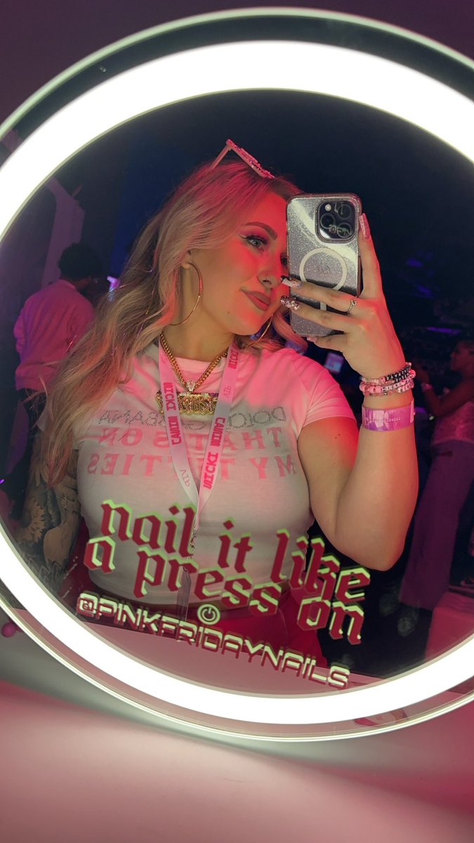 maddikay_'s tweet photo. #GagCityStLouis we in there Queen!!! 🤪🩷✈️  @NICKIMINAJ @celebslovenicki https://t.co/mcTR4cUJeq
