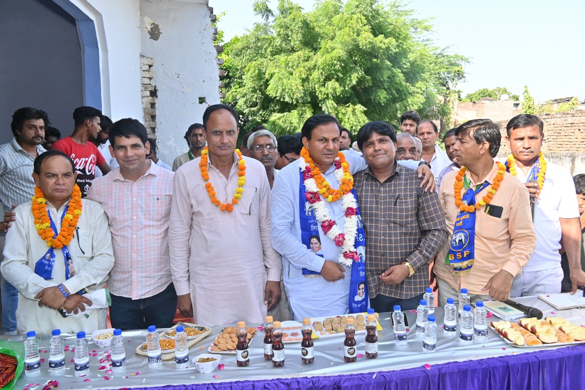 Surenderbsp's tweet photo. साहुपुरा खादर में भी लोगों ने अपनी पुरानी पार्टियों को छोड़कर बसपा को अपना समर्थन दिया। उन्होंने बसपा की विचारधारा और ईमानदारी को समझते हुए पार्टी में शामिल होने का फैसला किया। गांव वालों का प्यार और समर्थन हमें मिला है, और हम उनके विश्वास को कभी टूटने नहीं देंगे। https://t.co/oR9ezWLHeG