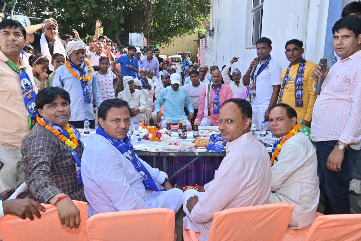 Surenderbsp's tweet photo. साहुपुरा खादर में भी लोगों ने अपनी पुरानी पार्टियों को छोड़कर बसपा को अपना समर्थन दिया। उन्होंने बसपा की विचारधारा और ईमानदारी को समझते हुए पार्टी में शामिल होने का फैसला किया। गांव वालों का प्यार और समर्थन हमें मिला है, और हम उनके विश्वास को कभी टूटने नहीं देंगे। https://t.co/oR9ezWLHeG
