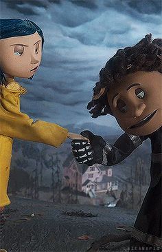 TwistedSnicker0's tweet photo. Coraline (2009): Adaptada del libro de Neil Gaiman sigue a una niña que descubre un universo paralelo en su nueva casa. Aunque parece mejor al principio, pronto se torna siniestro, especialmente con la presencia de los "otros" padres que buscan reemplazarle los ojos con botones. https://t.co/MB4zSCQBuV