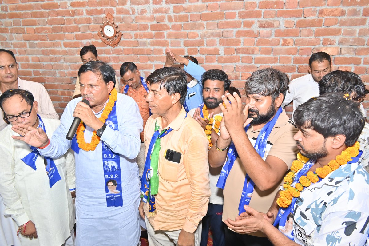 Surenderbsp's tweet photo. फतेहपुर बिल्लौच में भीम आर्मी ने खुलकर बसपा को अपना समर्थन दिया। भीम आर्मी के साथियों ने हाथ उठाकर बसपा के उम्मीदवार का जोरदार स्वागत किया और आगामी चुनावों में जीत दिलाने का संकल्प लिया। इस समर्थन से गांव में जोश और उत्साह की लहर दौड़ गई।

#भ्रष्टाचारमुक्तपृथला #गरीबीमुक्तपृथला https://t.co/6CFYZ24Kwi