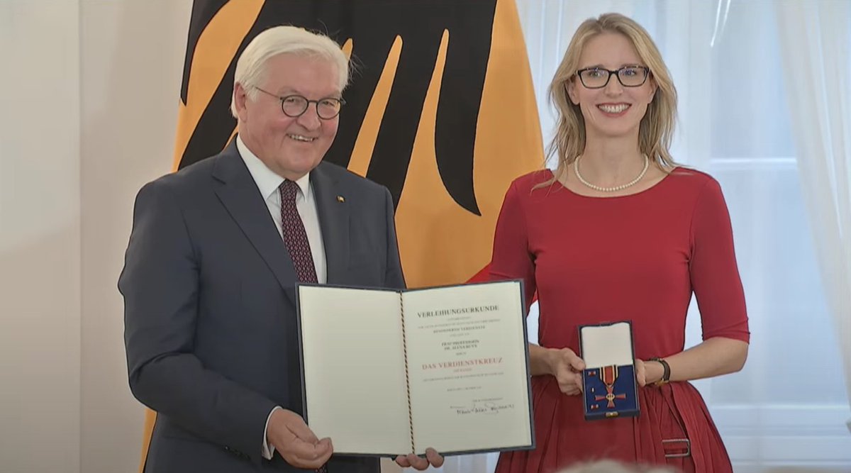 Ein unglaublicher Vorgang und Affront gegen jedwede Kritik an den verhängnissvollen Corona-Massnahmen, die uns viele hundert Milliarden gekostet haben, uns zigtausende Impfgeschädigte- und Tote beschert haben sowie zahllose zerstörte Freundschaften, und ein beschädigtes Land.
