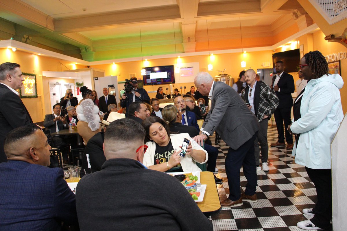 mmodi93's tweet image. .@Tim_Walz holding court with Latino community leaders in Reading, PA this evening not 24 hours after his winning debate performance.

The road to the White House runs through Pennsylvania and we’re working hard to earn every vote 🙌🏽