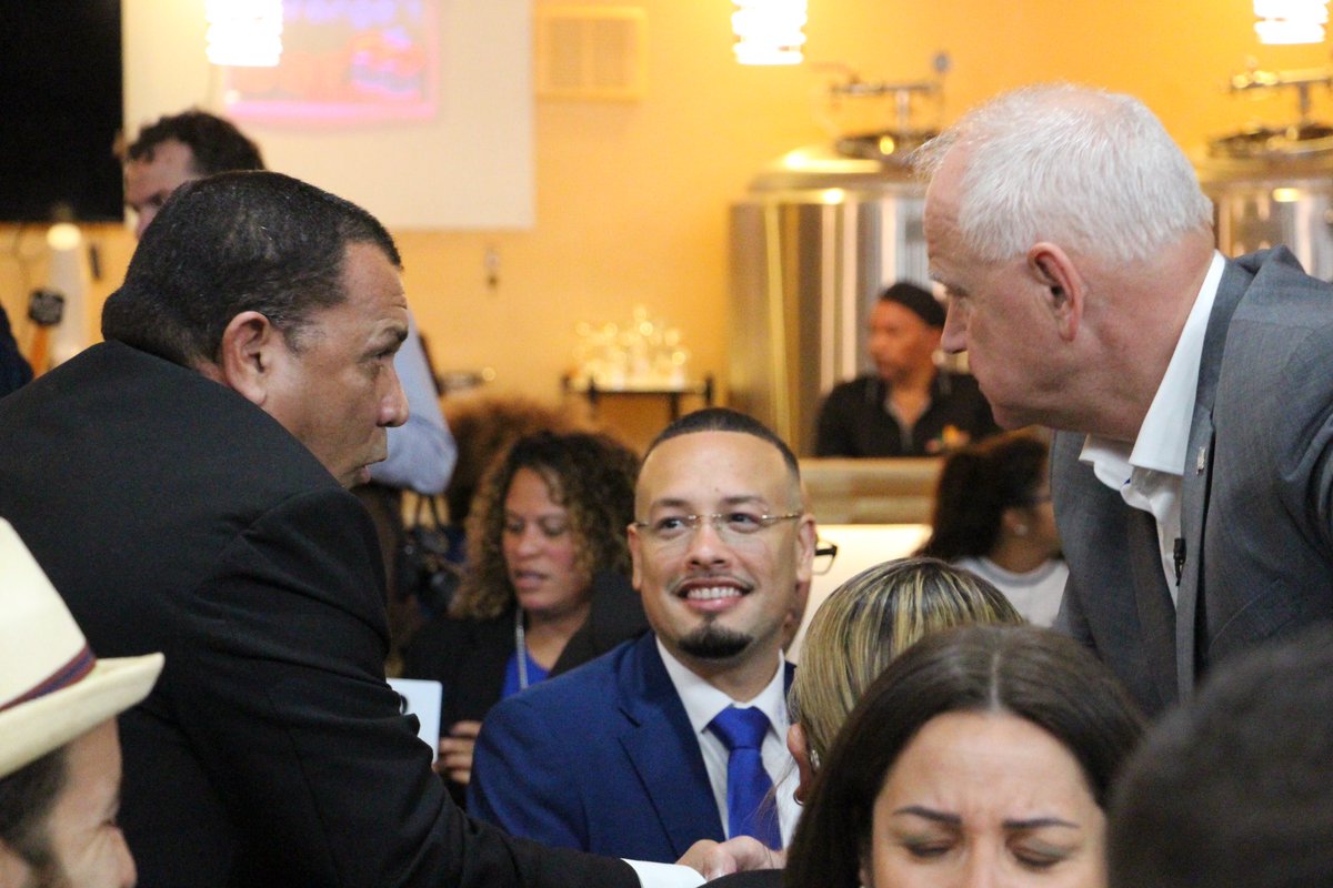 mmodi93's tweet image. .@Tim_Walz holding court with Latino community leaders in Reading, PA this evening not 24 hours after his winning debate performance.

The road to the White House runs through Pennsylvania and we’re working hard to earn every vote 🙌🏽