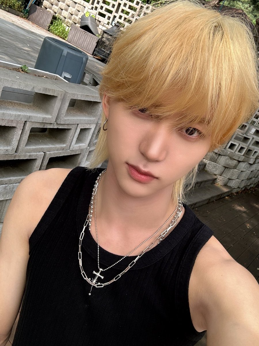 TNX_twt's tweet photo. 민소매 입기엔 추운 날씨야..🫠 

#THENEWSIX #TNX #더뉴식스
#은휘 #HWI https://t.co/khux0ERjaX