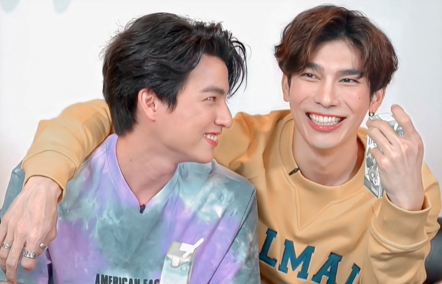 DimpleSmilyee's tweet photo. Have a great Thursday wuv you infinitely my cherished boys🙆‍♀️ @MSuppasit @gulfkanawut 

❤GulfMewning❤

MY MEWGULF 
🧡💛☀️🌻🧡💛

#หวานใจมิวกลัฟ
#WaanjaiMewGulf
#MewGulf https://t.co/JXhM5z232i