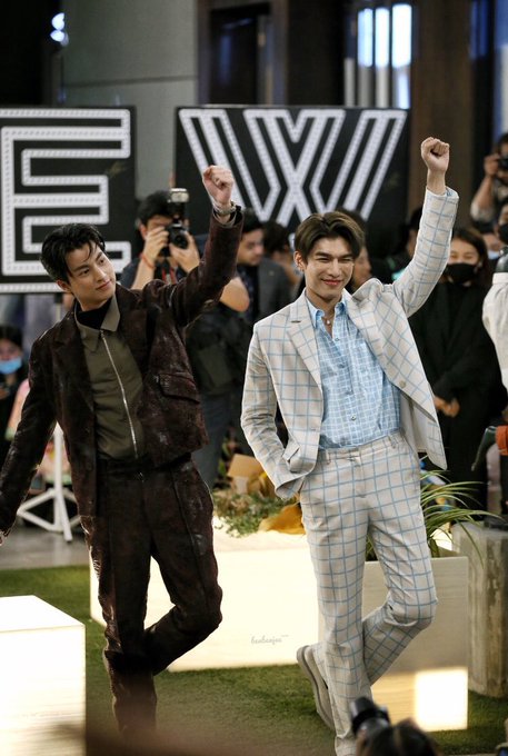 DimpleSmilyee's tweet photo. Have a great Thursday wuv you infinitely my cherished boys🙆‍♀️ @MSuppasit @gulfkanawut 

❤GulfMewning❤

MY MEWGULF 
🧡💛☀️🌻🧡💛

#หวานใจมิวกลัฟ
#WaanjaiMewGulf
#MewGulf https://t.co/JXhM5z232i