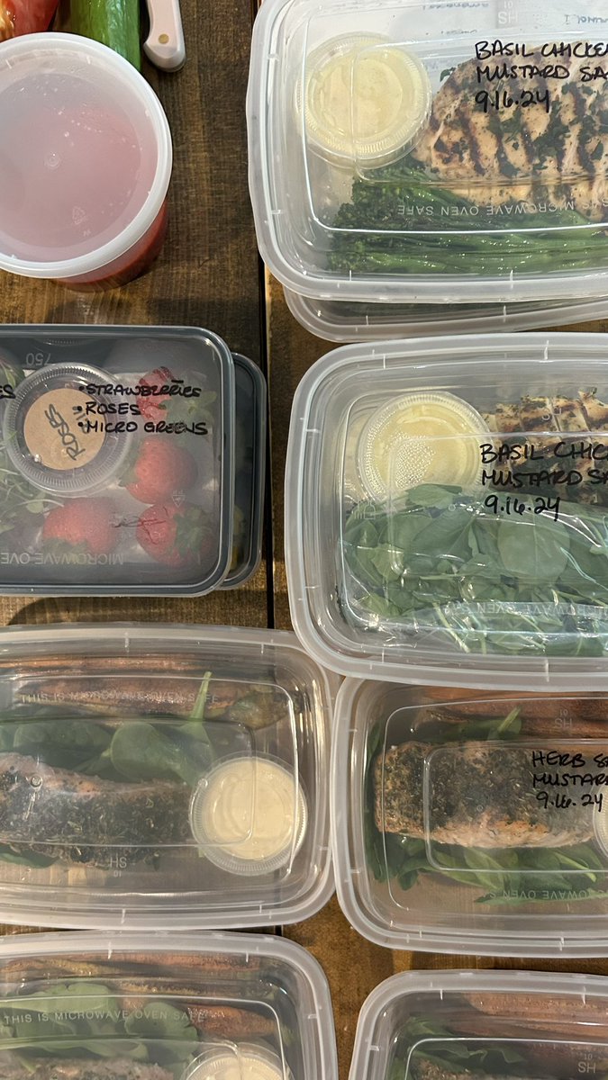 thesaltedtable's tweet photo. forgot about these delicious meals i made for a clients flight.🛩️🍴🍲#personalcheflife https://t.co/MuCBdTOZgT