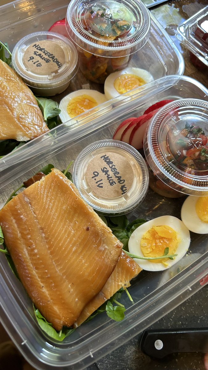 thesaltedtable's tweet photo. forgot about these delicious meals i made for a clients flight.🛩️🍴🍲#personalcheflife https://t.co/MuCBdTOZgT