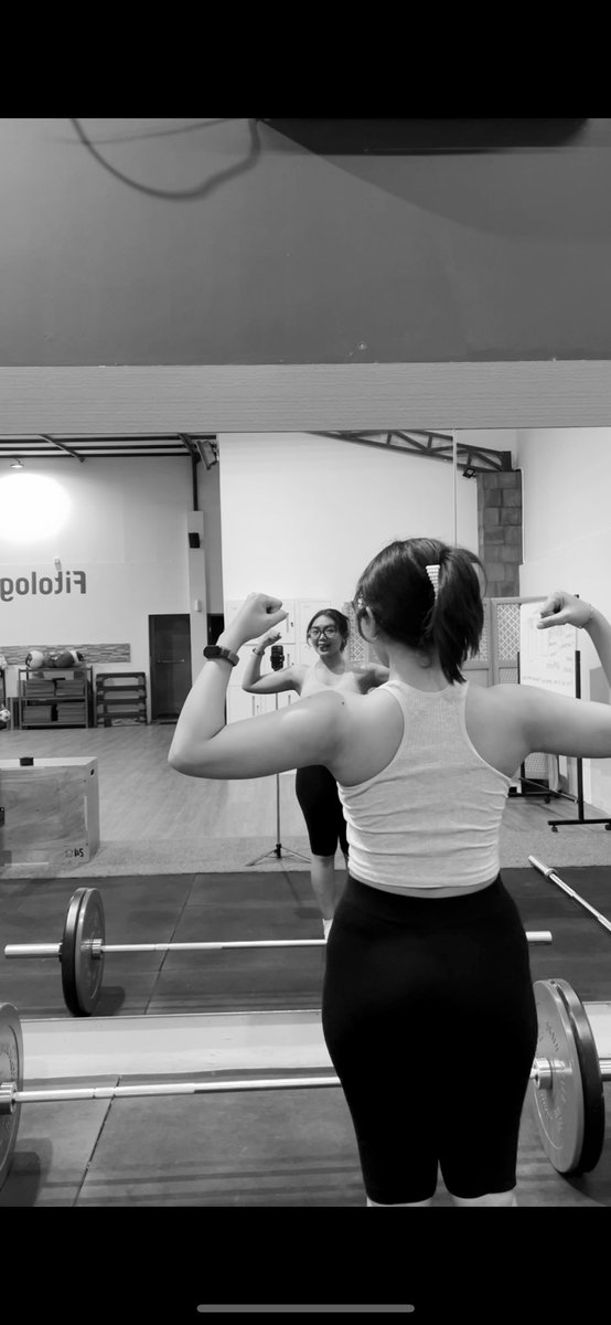 nmfereey's tweet image. Kalo kumpul family kayanya suka diliat aneh punya badan kek gini 
Dibilang gendutan lahh, dibilang lengen tukang pukul lahh
But I don’t care, aku suka berbeda dari standar kecantikan orang pada umumnya🥰
It’s funny hahaha