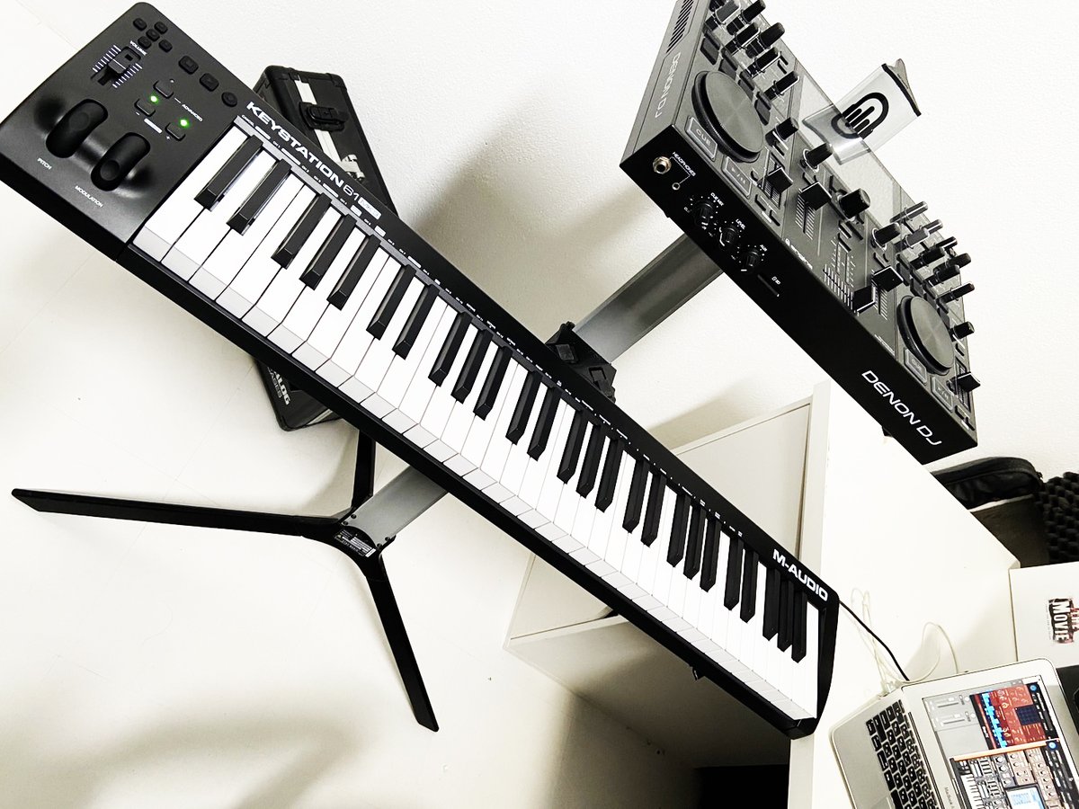 我がスタジオに<a href="/MAUDIO_JP/">M-AUDIO Japan</a>『Keystation』の最新モデル"MK3"がやって来た！実はボディがシルバーだった頃の旧型を愛用していた時期があるが、今回の新型はブラックボディで黒好きの俺にはしっくりくる。さてこのMK3、シンプル設計でありながら実はなかなかのお利口さんなんだ。２つのホイール、十字キー