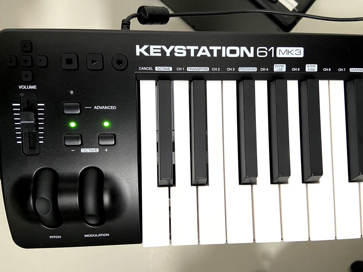 yojidotdj's tweet photo. 我がスタジオに@MAUDIO_JP『Keystation』の最新モデル"MK3"がやって来た！実はボディがシルバーだった頃の旧型を愛用していた時期があるが、今回の新型はブラックボディで黒好きの俺にはしっくりくる。さてこのMK3、シンプル設計でありながら実はなかなかのお利口さんなんだ。２つのホイール、十字キー＆決定ボタンを自由にアサイン可能、Volフェーダーでプラグインのパラメーターのコントロールが可能、トランスポート・ボタンでPCのマウス/キーボードを使わずにDAWのRECやスタート＆ストップができちゃうという。鍵盤のタッチもセミウェイトで触り心地がよい。もちろんベロシティーも対応だ。これはおすすめだよ！