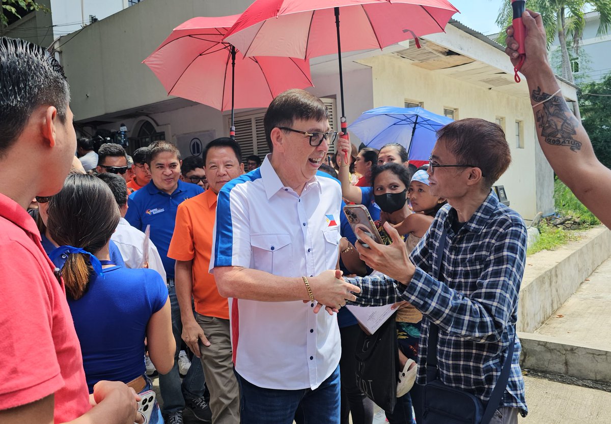rapplerdotcom's tweet photo. Vilma Santos-Recto arrives at the Batangas Capitol on Thursday, October 3, to file her certificate of candidacy for governor together with her sons Luis, who's running as her vice governor, and Ryan Christian, who's running as representative of Batangas 6th District. Finance Secretary Ralph Recto is also with his family. #PHVote | via Tina Ganzon-Ozaeta/Rappler

LIVE UPDATES: https://t.co/0Oo2yR1sRX