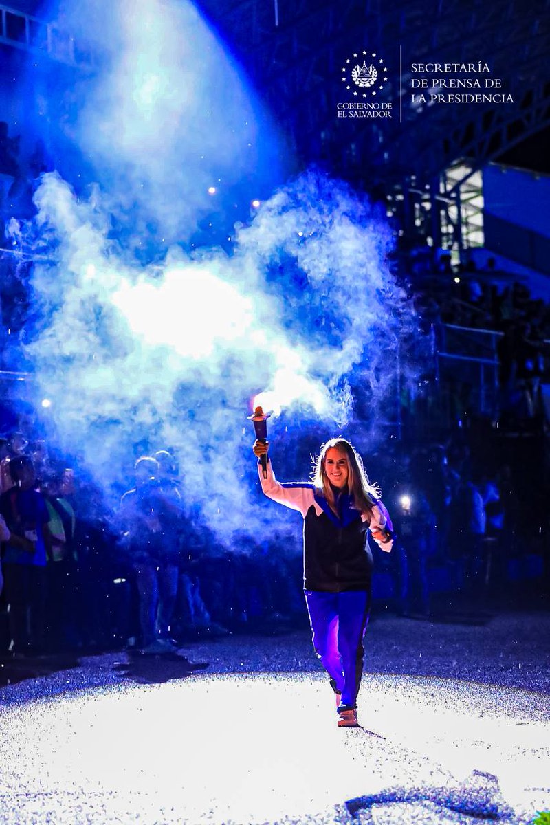 #Codicader2024 | La atleta Diana Platero entrega la antorcha al judoca Jairo Moreno, para ser trasladado hacia el pebetero. #SecretaríaDePrensa