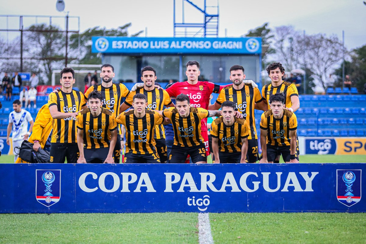 CamisetaGuarani's tweet photo. Nos guste o no, el único jugador de jerarquía que tenemos en plantel hoy salvó la plata.
Servio convirtió el primer penal y atajó 2, siendo el último penal decisivo.
 El Indio avanza  a 4tos de final de la #CopaPy  con mucho,muchísimo por mejorar, me preocupa la falda de actitud. https://t.co/SIiIzkOeUG