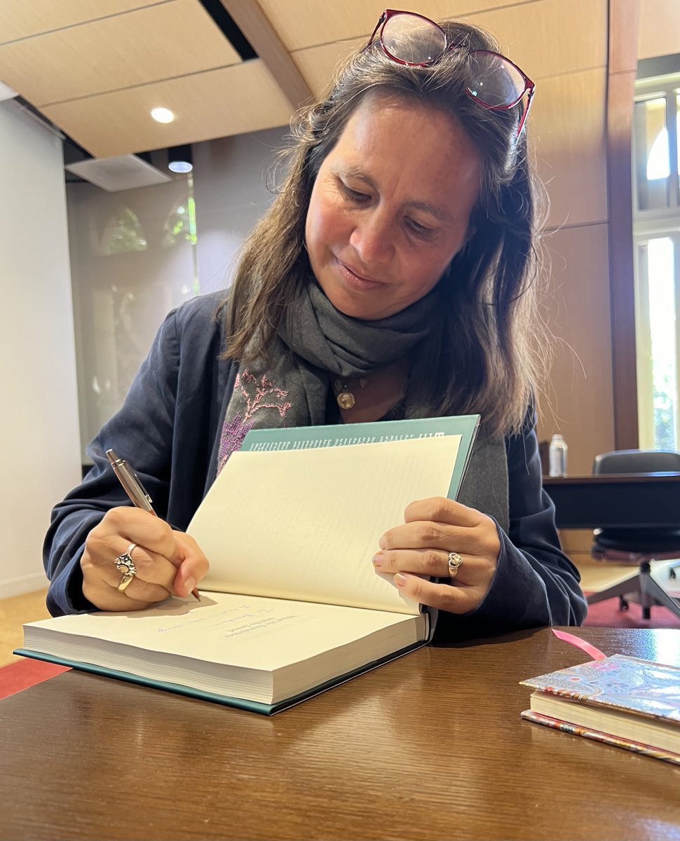 usccrcc's tweet photo. Thank you to Stephanie Saldaña for visiting @USCAnnenberg and talking about "What We Remember Will Be Saved: A Story of Refugees and the Things They Carry."
Stephanie was a journalism fellow with our #engagedspirituality project. Get the book here! https://t.co/HNcnPCT9kZ https://t.co/aaMDQgwTTQ