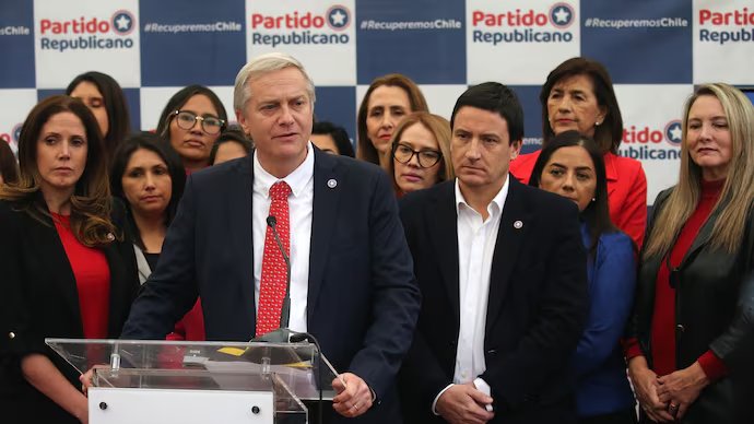 Rafael Torreblanca 🇨🇱 (@gradegeorge) on Twitter photo Felicito a <a href="/joseantoniokast/">José Antonio Kast Rist 👍🇨🇱</a> por habernos mantenido a los REPUBLICANOS, afuera de Chile Vamos !
#SoloQuedaRepublicanos Felicito a <a href="/joseantoniokast/">José Antonio Kast Rist 👍🇨🇱</a> por habernos mantenido a los REPUBLICANOS, afuera de Chile Vamos !
#SoloQuedaRepublicanos