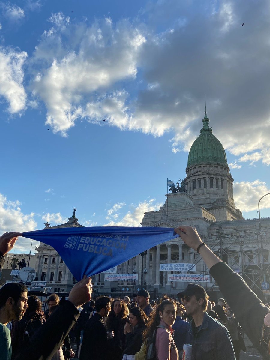 martugeuna's tweet photo. #marchauniversitaria #2DeOctubre #UBA #EducacionPublicaSiempre 
✊🏻💙 https://t.co/ioHlIN5MMS