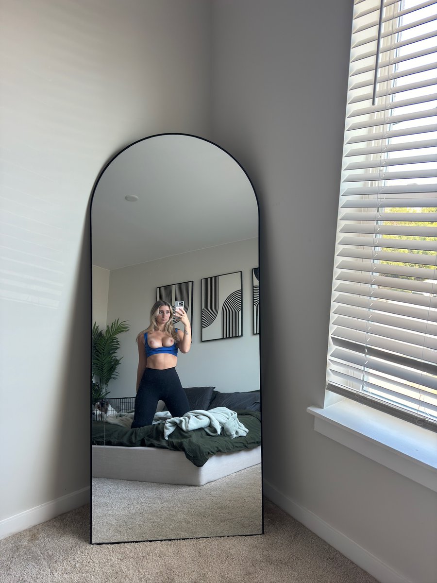 dunn6969amber's tweet photo. is there anything you notice in the mirror? https://t.co/rFz5WcDmA6