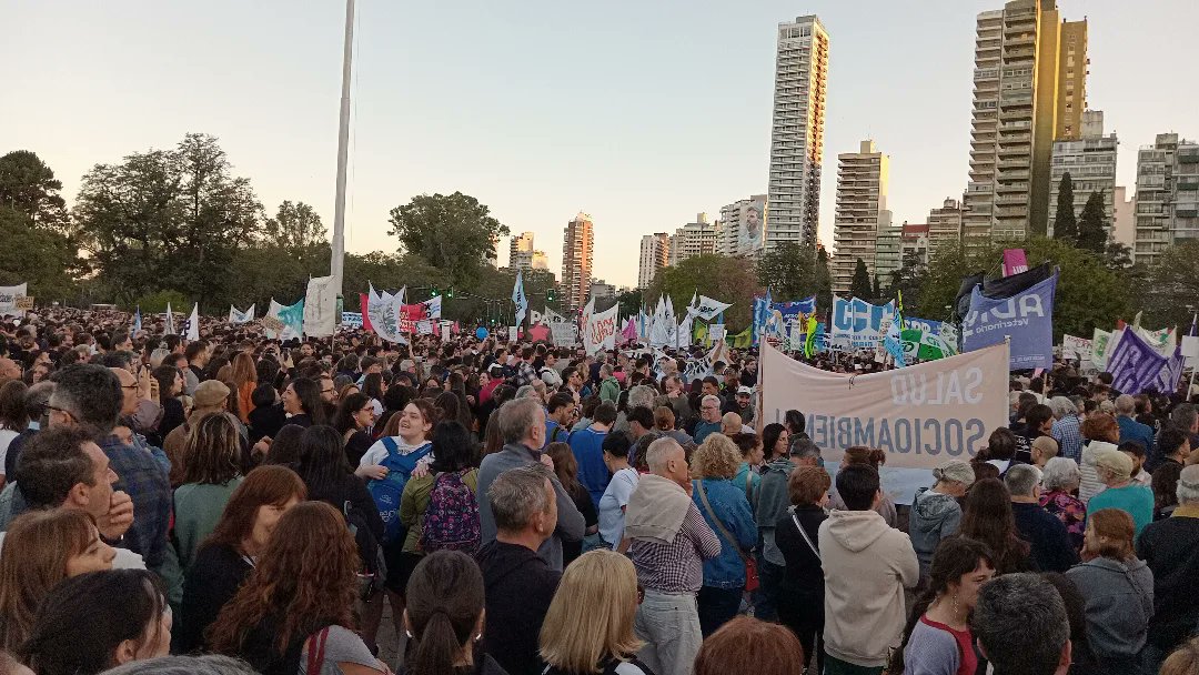 FOL_Rosario's tweet photo. #AhoraRosario. 

🔴 MARCHA FEDERAL EN DEFENSA DE LAS UNIVERSIDADES PÚBLICAS 
 
¡Defendemos a las universidades públicas! ¡Defendemos la educación pública, gratuita y de calidad! 
. 
NI UN DERECHO MENOS. NI UN AJUSTE MÁS. 
En defensa de las universidades p��blicas. https://t.co/E3poaWqJOD