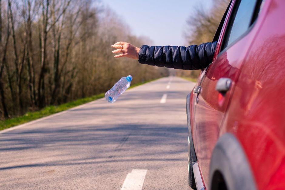 ♻️ 👮🏻‍♂️La iniciativa que crea una Policía Ambiental que podría multarte por lanzar basura en Guatemala

La propuesta busca evitar contaminación ambiental y tener un manejo adecuado de los desechos: bit.ly/3TSFtPO