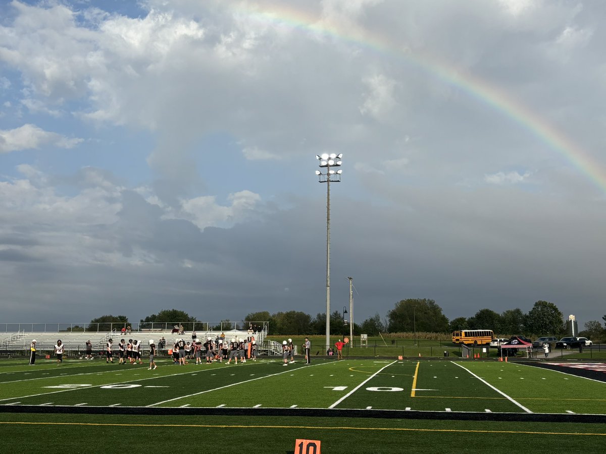 SMShawks's tweet photo. It was GREAT evening for Football and Cheer! Go Hawks!! https://t.co/9aPYDboCUi