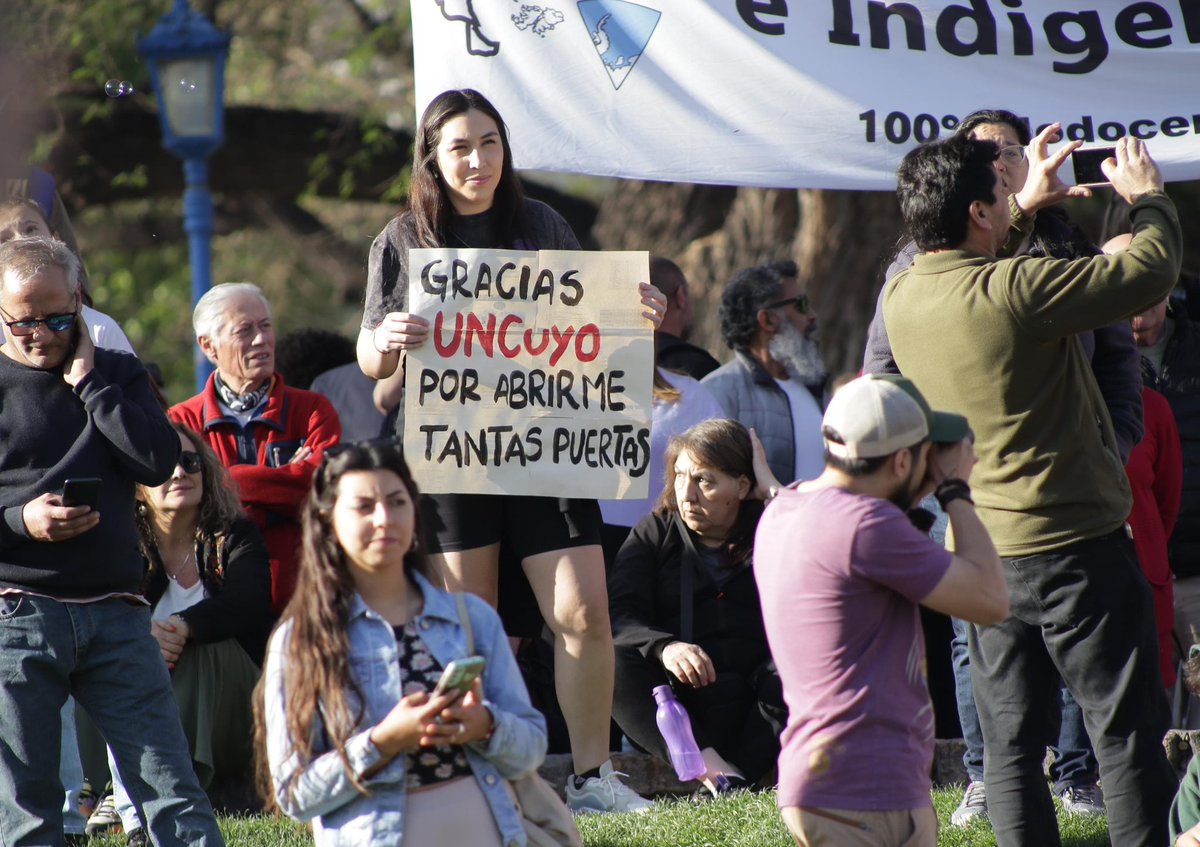 La <a href="/UNCUYO/">UNCUYO</a> marchó en defensa de la educación pública y gratuita 🇦🇷

Estudiantes, egresados/as, docentes y no docentes se movilizaron en reclamo por un mayor financiamiento que asegure condiciones de desarrollo para toda la comunidad universitaria.

#UniversidadPúblicaSiempre