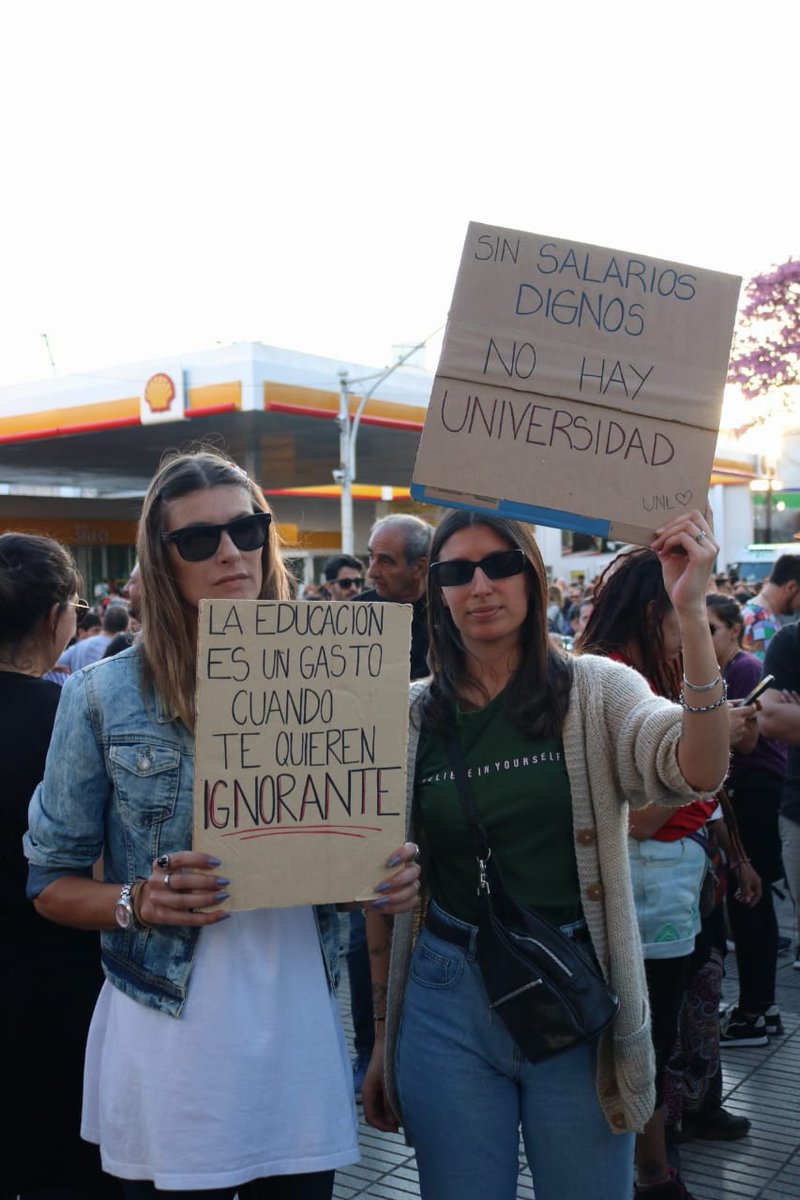 mariano_granato's tweet photo. Hoy en Santa Fe y las calles de todo el país,  marchamos en defensa de la universidad publica y el futuro de nuestros hijos. ¡La educación, no se  veta!

#UniversidadPublicaSiempre https://t.co/Uc9sesIq0U