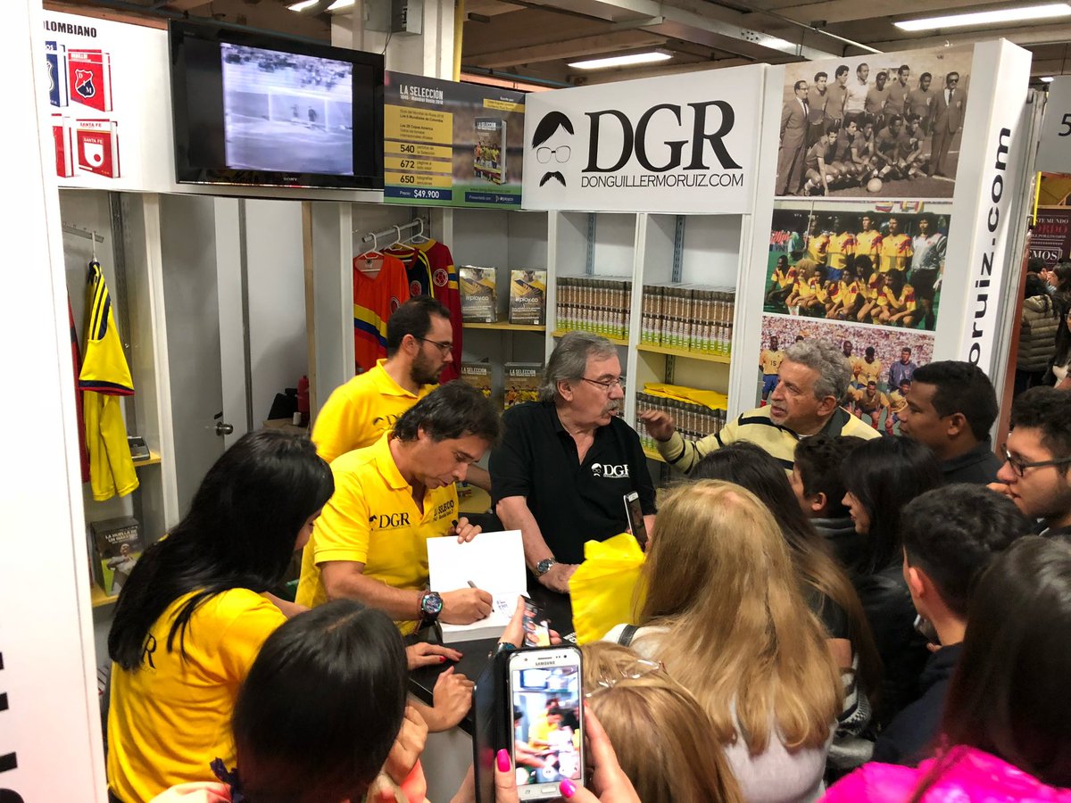 cesaralo's tweet photo. Que triste y que dolor tengo por la muerte de mi amigo Guillermo Ruiz Bonilla. Un gran hombre y padre, el mejor historiador del continente. Le dedicó su vida al fútbol, a las fotos y a los datos. Tuve el honor de escribir 2 libros con él, hizo 40. A su familia mi cariño eterno https://t.co/T3KW4WF5SH
