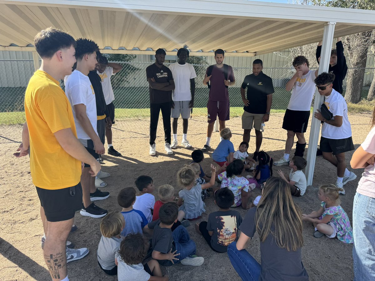 GCCC_MBB's tweet photo. Thank you to Little Leaders of GCK for having our guys out to spend time at recess with all the little leaders! #GoBusters #TheLittleThingsMatter https://t.co/BCYVkkcLpI