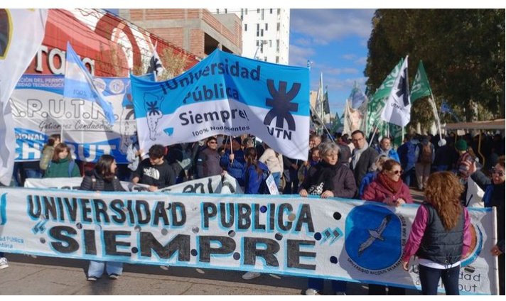 MarianH9120's tweet photo. En Puerto Madryn marchamos por la Educacion Publica #yomarcho #YoMarchoPorLaEDUCACIÓN #Unpsjb #fcnycs #sedeMadryn https://t.co/aWsNWWs3Z1