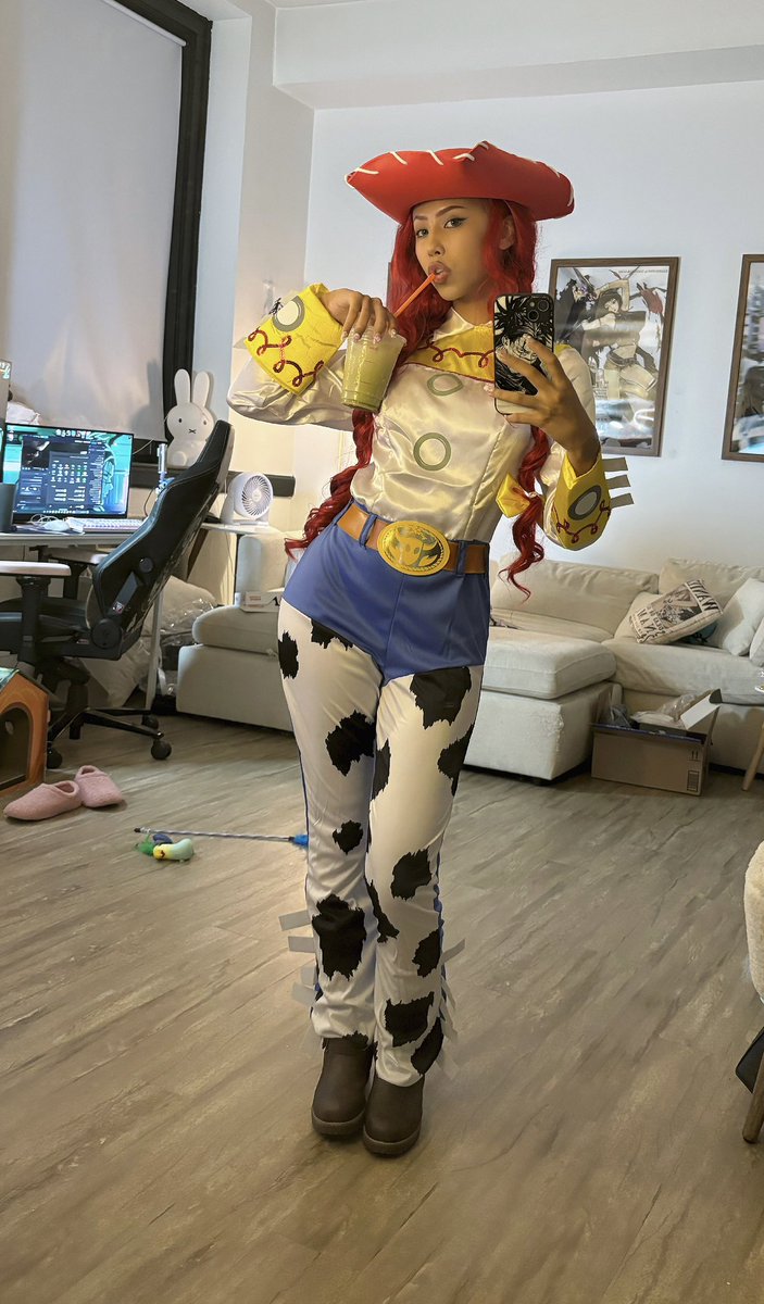 toastming's tweet image. howdy, first costume stream of october 🎃 playing spooky game and having fun twitch.tv/toastming