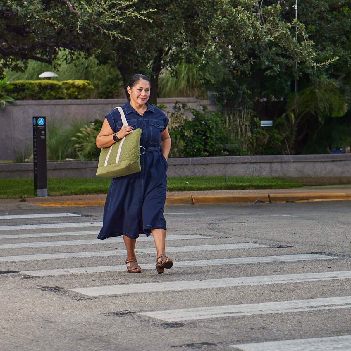 TxDOTPharr's tweet photo. Make sure you cross the street only at intersections and crosswalks, and wait for the walk signal. 🙌 A little eye contact with drivers helps too. 👀 Look left, right and left again before crossing the street. #BeSafeWalkSmart #EndTheStreakTX https://t.co/otJFlVubGf