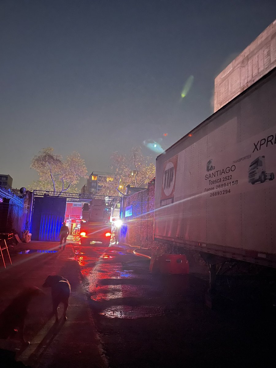 Antonieta75's tweet photo. Mis respetos a @cbsantiago @CentralCBS @BomberosdeChile !! Más de 12 horas combatiendo el fuego en #toesca #bodega #santiago #meigg @meganoticiascl https://t.co/l5a4Uyqqxf