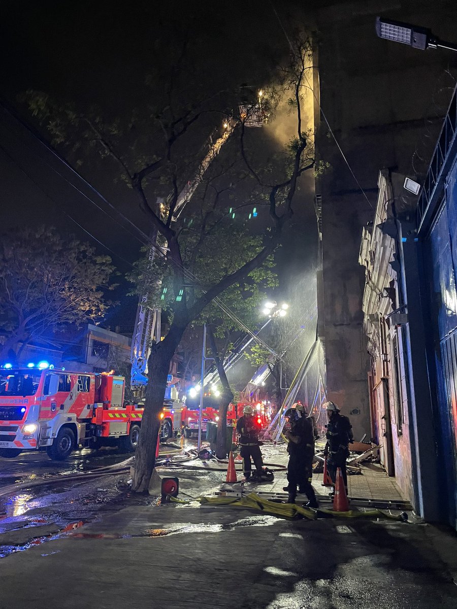 Antonieta75's tweet photo. Mis respetos a @cbsantiago @CentralCBS @BomberosdeChile !! Más de 12 horas combatiendo el fuego en #toesca #bodega #santiago #meigg @meganoticiascl https://t.co/l5a4Uyqqxf