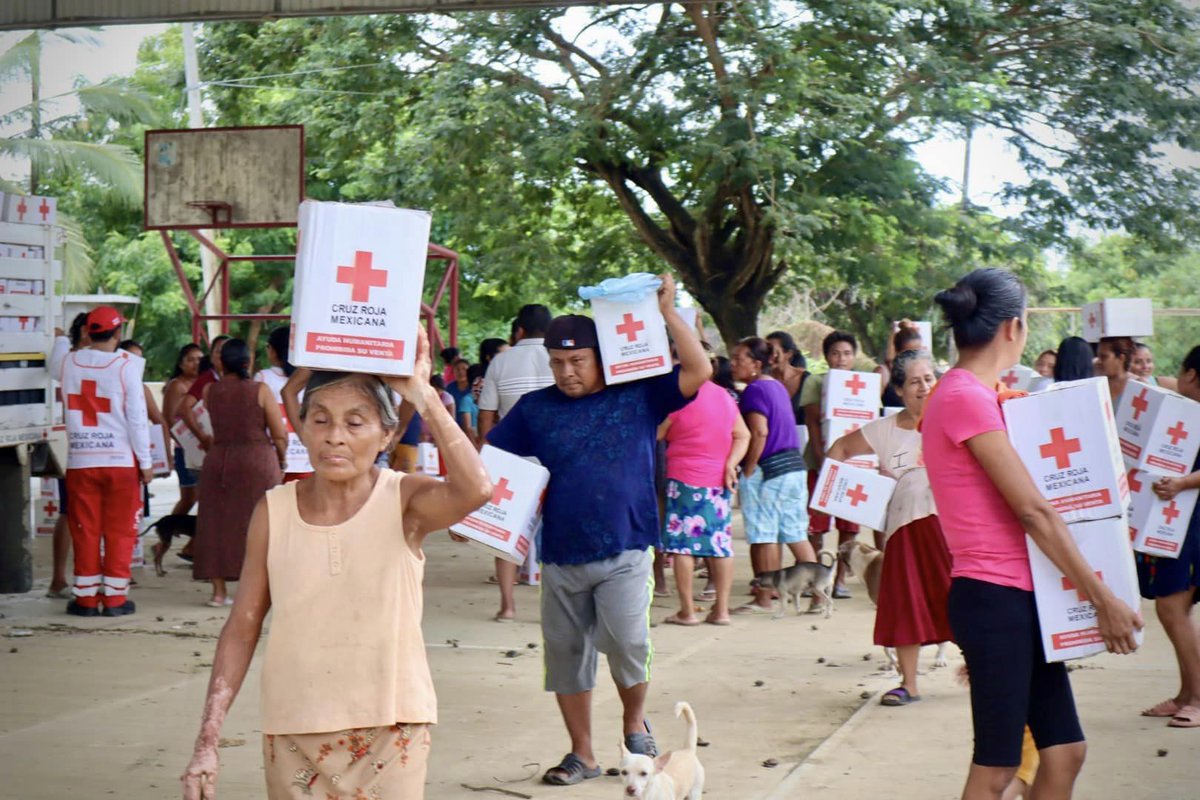 CruzRoja_MX's tweet photo. Tras el paso del Huracán #John, que dejó afectaciones en la región de la costa en #Oaxaca, distribuimos ayuda humanitaria a familias de las comunidades del Jícaro y La Noria, de #PinotepaNacional.

Nuestras acciones de solidaridad continuarán.
#AyudarNosMueve https://t.co/LfykiBAKjo