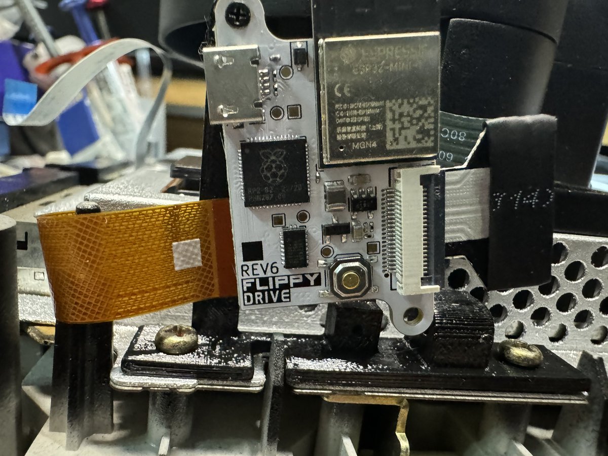 nosIndulgences's tweet photo. There is a clearance issue with uSD extenders & the screw holder with the current 3D mount in the evaluation kits. Either mount it at an angle with the top screw only or remove that screw holder altogether… 🤣 #FlippyDrive https://t.co/j4pcn4WkTg