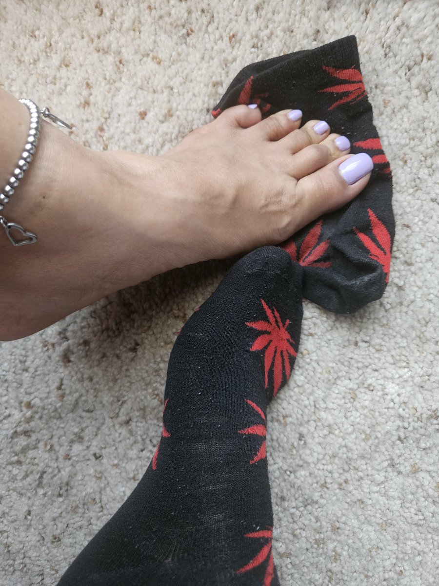 silksoleshtx's tweet photo. Can I hold your joint between my toes? https://t.co/wwXKZMPBJt