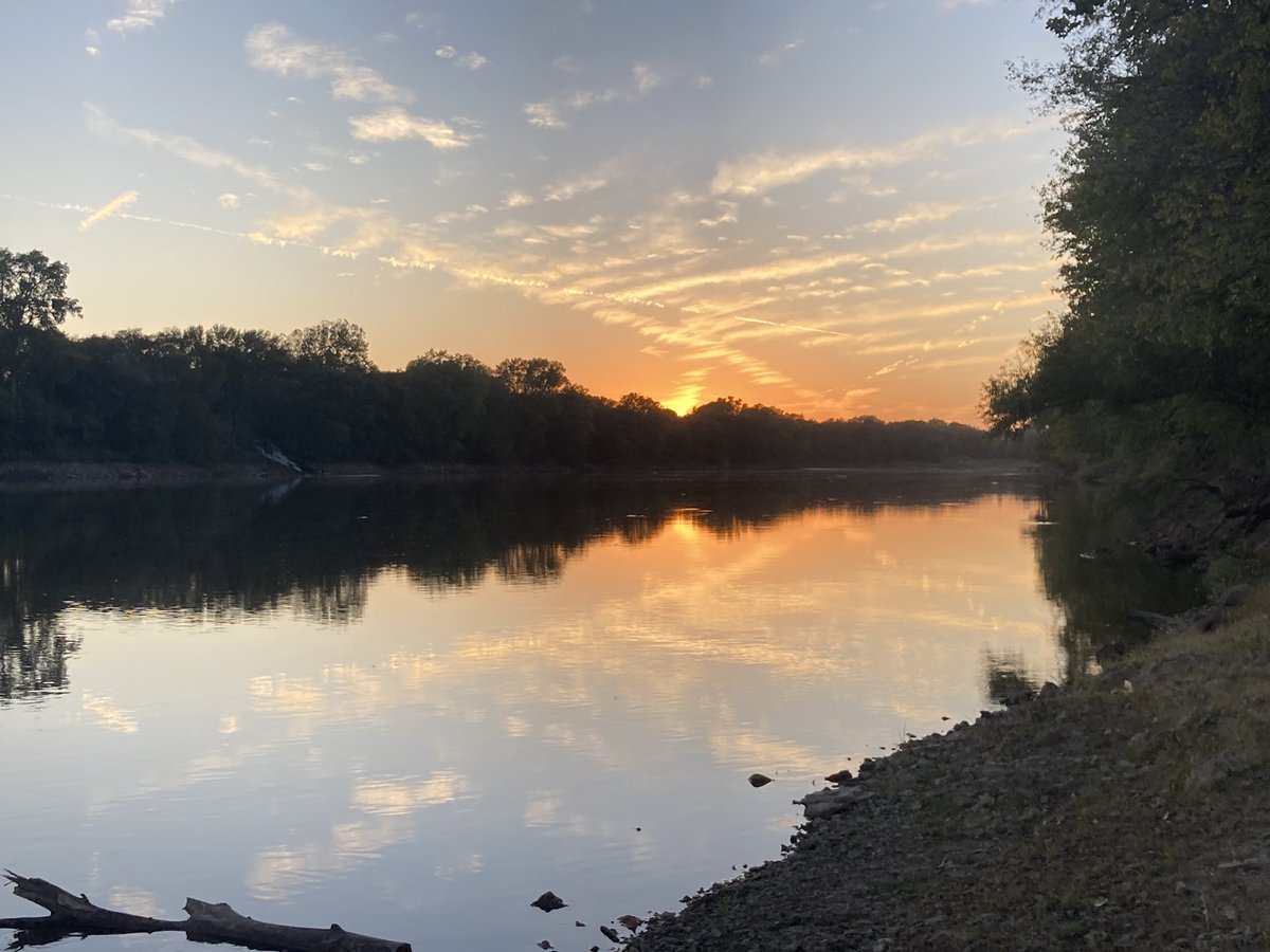 FriendsoftheKaw's tweet photo. Tonight’s sunset on the Kaw. We have such a beautiful river! 

From the Lawrence 8th St. boat ramp.  

#kansasriver
#friendsofthekaw
#getoutside https://t.co/suPu34EHzr