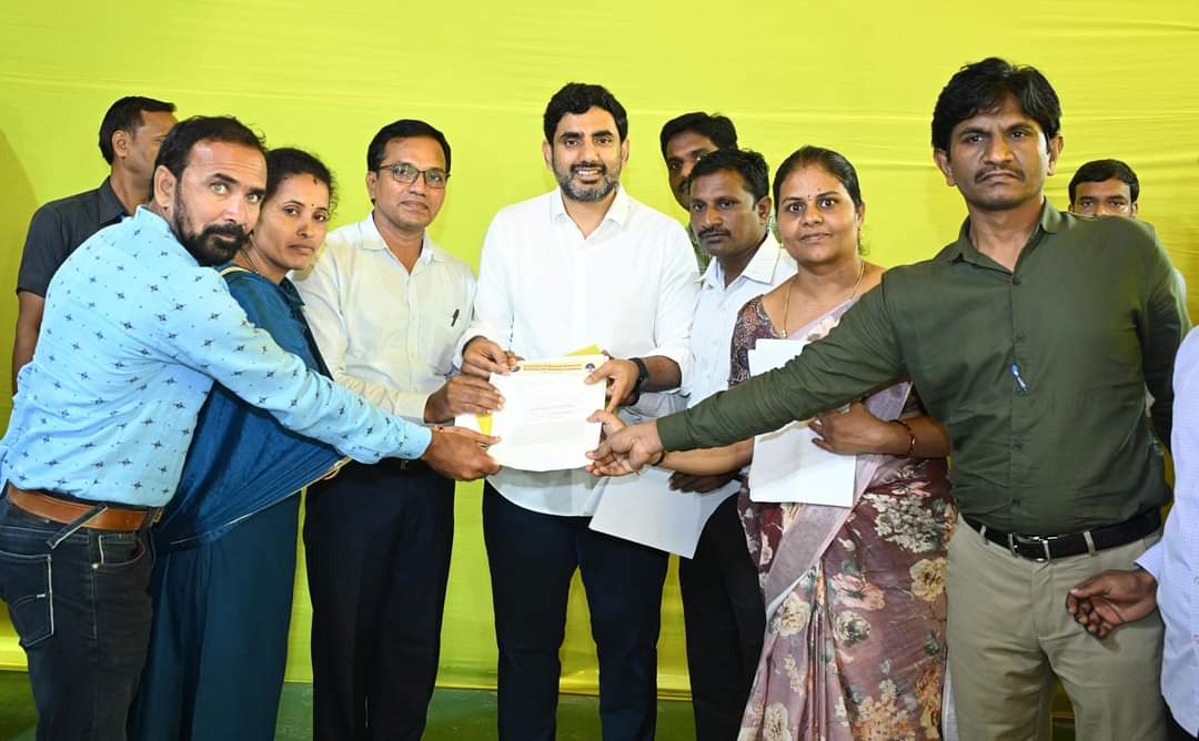 DrBiruduRavi's tweet photo. @naralokesh అన్న గారు మాది మంగళగిరి నియోజకవర్గమే. మాది డోలాస్ నగర్. మా కుటుంబం, మా స్నేహితులు, వాళ్ళ కుటుంబాలు మీ గెలుపు కోసం పనిచేసాము. మన నియోజకవర్గం లో చాలా మంది 2018-అసిస్టెంట్ ప్రొఫెసర్ పరీక్ష లో క్వాలిఫై అయ్యి, మీరు వస్తే ఇంటర్వ్యూ లు నిర్వహిస్తారని ఆశగా ఎదురు చూస్తున్నారు https://t.co/3bj1vO4ube