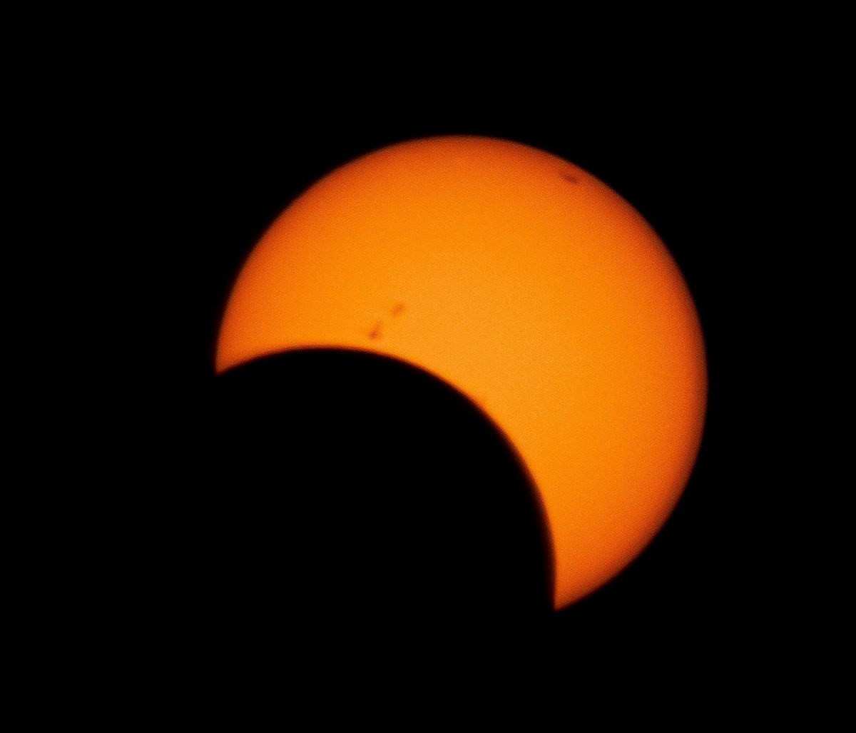 IIGEAac's tweet image. Así se observó hoy el #EclipseSolarAnular desde #Chile.

Un eclipse anular ocurre cuando la conjunción entre el Sol y la Luna se da en el punto en que el satélite esta más lejos de la Tierra, por lo que la Luna no alcanza a cubrir la totalidad del disco solar.