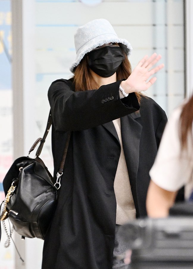 BLACKPINKCNTRAL's tweet photo. [PRESS] #LISA is back in Korea! Rest well lili💛

#블랙핑크 #리사 @wearelloud @BLACKPINK https://t.co/Hyg2Qwrtnn