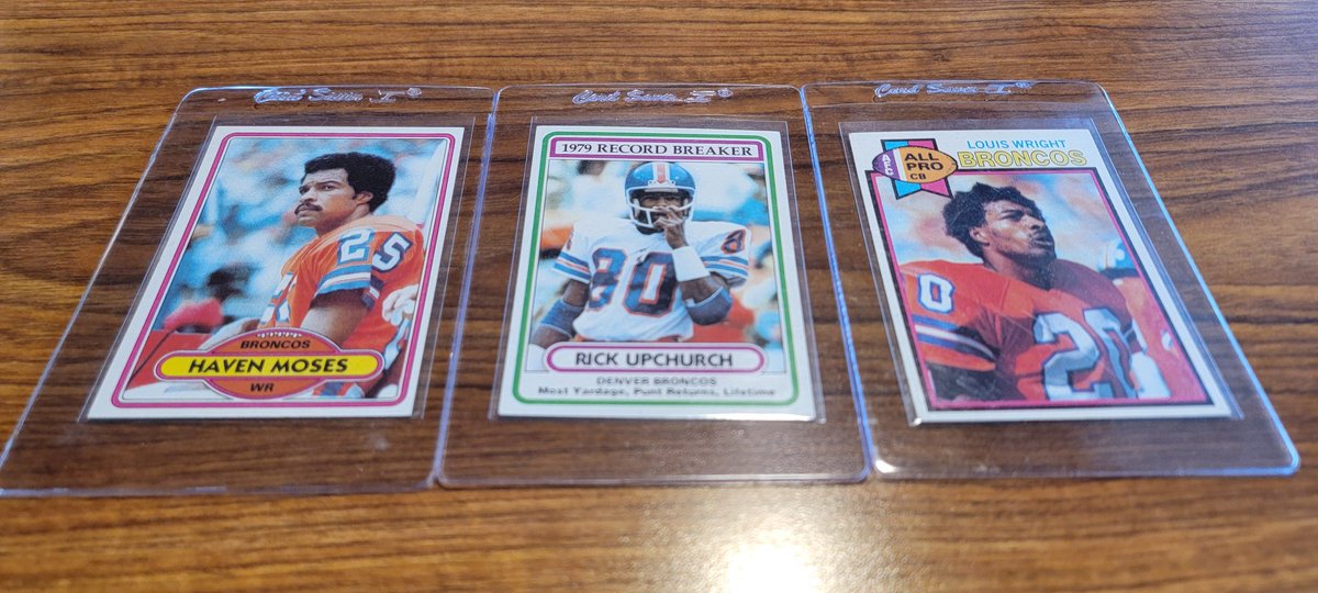 scottdpreece's tweet photo. In honor of the @Broncos wearing the throwbacks this Sunday. #HavenMoses #25, #LouisWright #20, and #RickUpchurch #80.
@RetroCardSnaps @Super70sSports @CardPurchaser
#preecepulls from the latest binder. 🟠🔵 Dad who are these guys? History class is now in session. #TheHobby https://t.co/IzoEs913cG