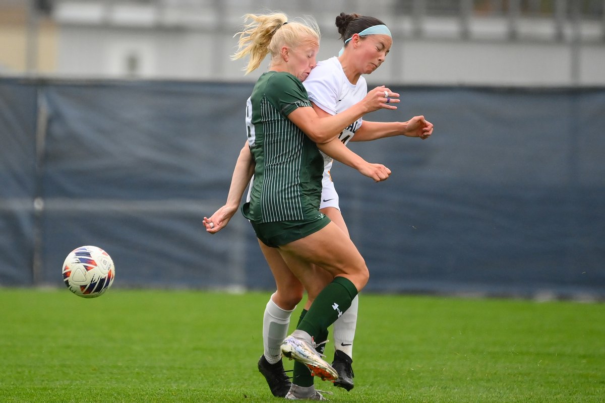 Firstteamphoto's tweet image. Bombers Win!! ⚽️
@ithaca_wsoccer upsets No. 11 @HeronSoccer in a physical battle on Carp Wood Field in #Ithaca 

📷: Me for @BomberSports