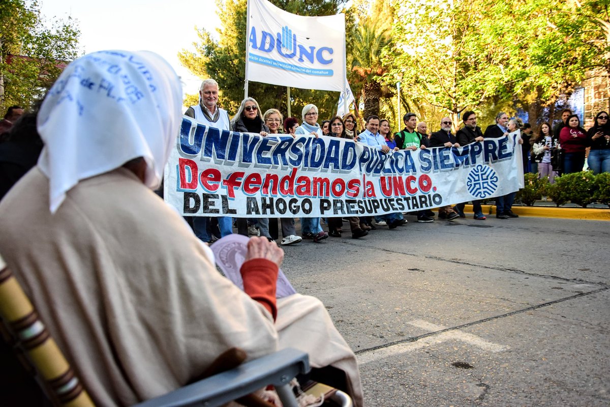Lolín Rigoni, la única Madre de Plaza de Mayo del Alto Valle presente en la #MarchaUniversitariaFederal. Por <a href="/cecimaletti/">Cecilia Maletti⭐️⭐️⭐️</a> para <a href="/rionegrocomar/">Diario Río Negro</a>. Larga vida al fotoperiodismo rionegro.com.ar/sociedad/march…