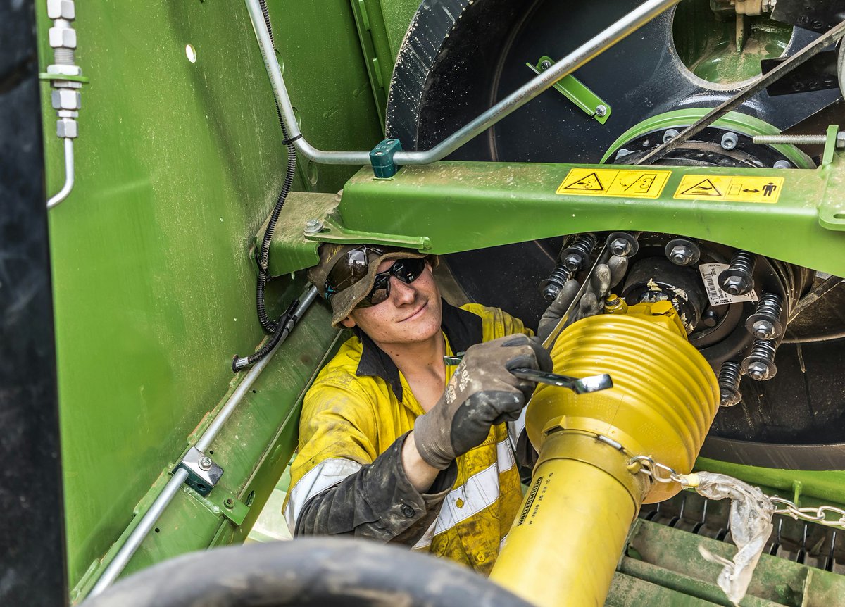 WSBDistributors's tweet image. 🌻 Spring is in full bloom—how about your machinery? 

Book your essential service at WSB! 🔧 

We&apos;ll get your agricultural equipment, trucks, and cars in peak condition. 

WSB has all you need to grow!  
📞 1300 000 972
 📧 admin@wsb.com.au
#WSB #SpringService #KeepItRunning