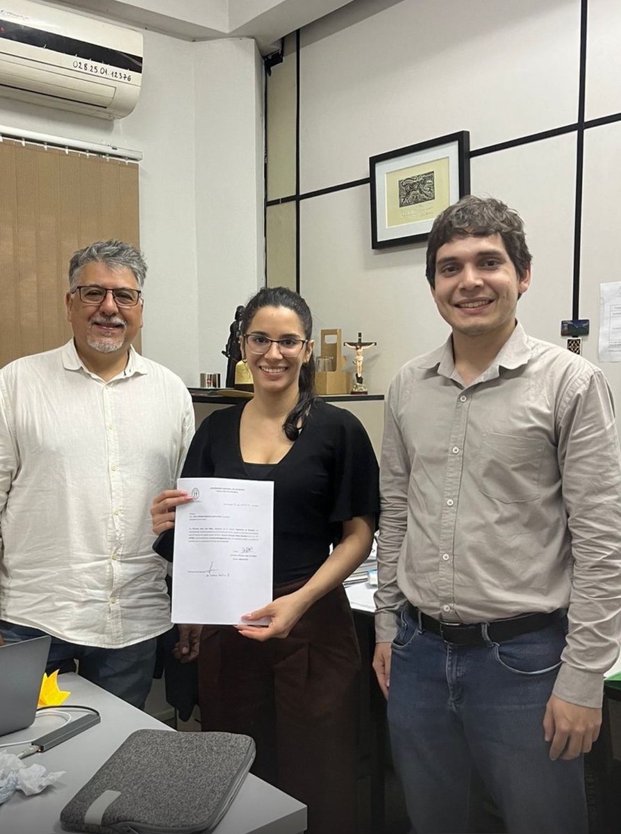OxiliaVictorio's tweet photo. Mis queridos estudiantes de @ien_fpuna me honran con el privilegio de ser el Padrino de Honor de la Promoción 2024 de Ingenieros en Energía de la @fpuna. Qué gran honor para un profesor! Muchas gracias!