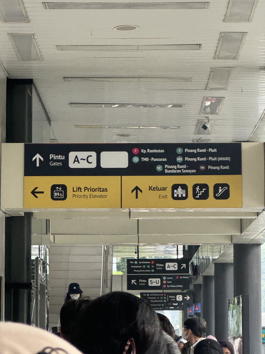 LiloliTOTO's tweet photo. Ini papan tujuan busnya kenapa beda beda sama yang deket bus ya min? Di tempat pas mau naik bus tulisan rutenya beda sama yang di papan rute ini. Penumpang mondar mandir saya sampe salah baris nunggu bus. Tolong perbaikannya @PT_Transjakarta https://t.co/c40VsnOfRB